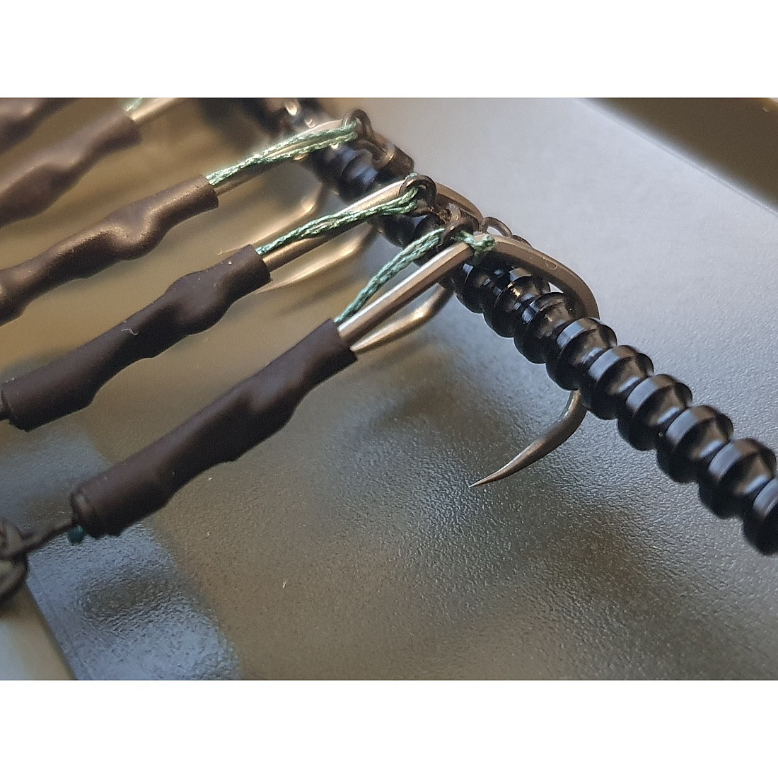 Nash Ronnie Claw Rig Pontyozó előke Szakáll nélküli horoggal